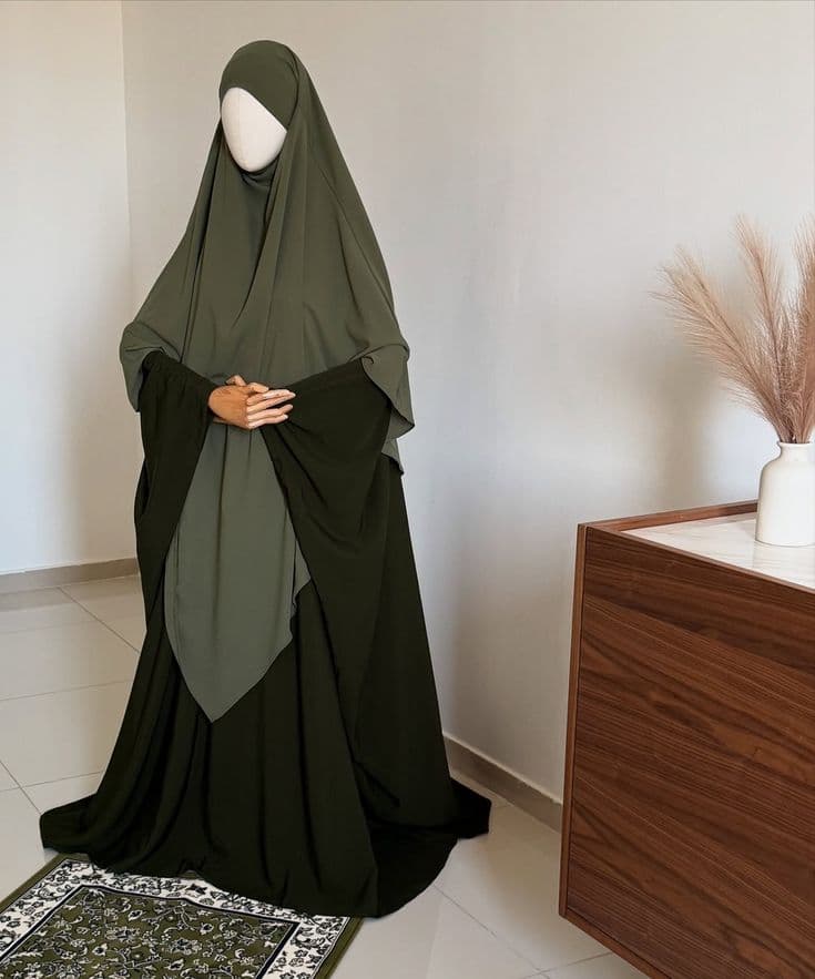 عباءة فاخرة مطرزة